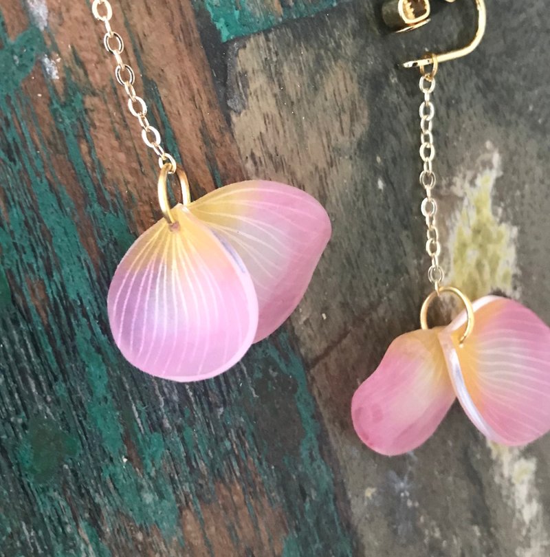 Minimalist elegant temperament fishtail two leaf cherry pink 14K gold earrings Clip-On - Earrings & Clip-ons - Resin Pink