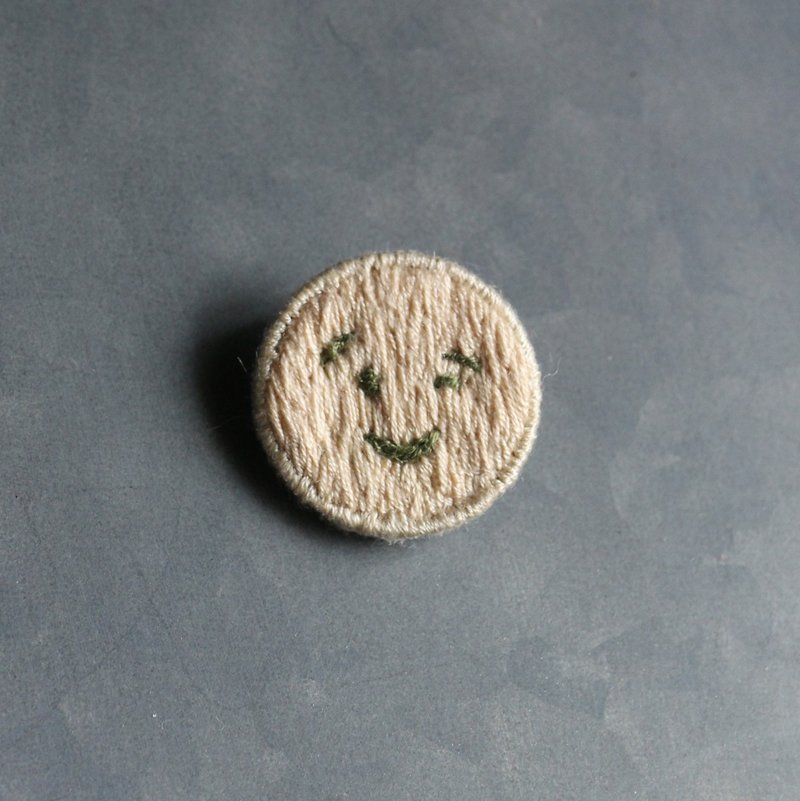 刺繡別針 / 表情符號 Emoji 眨眼 - 胸針 - 繡線 卡其色