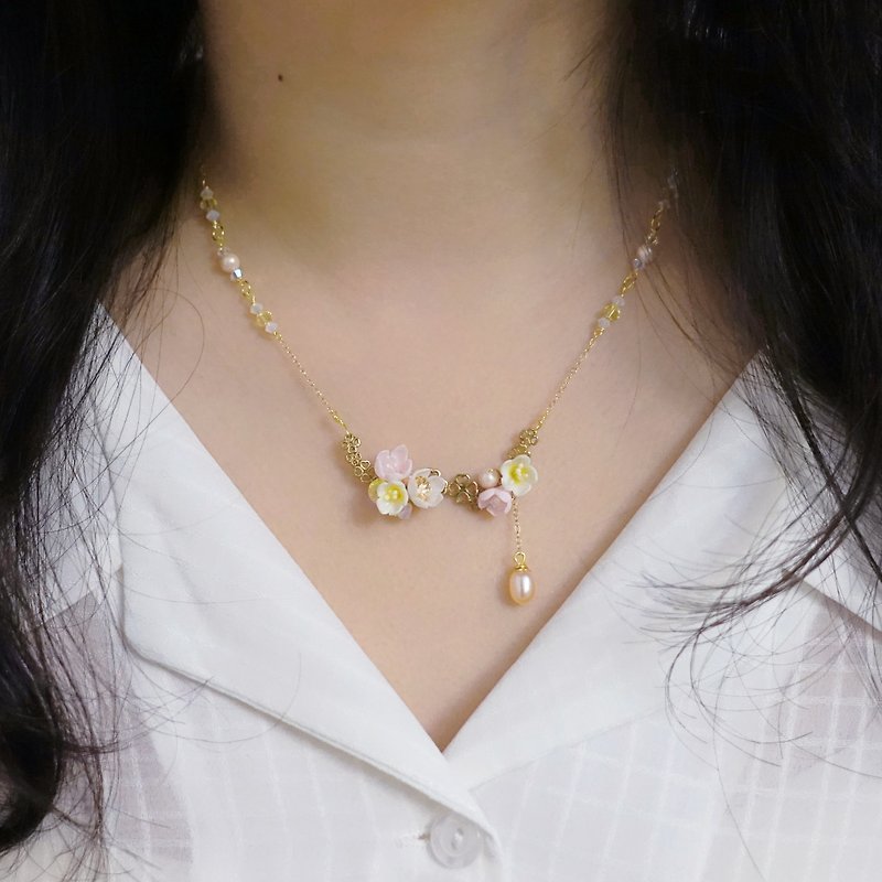 Floral Gold-Plated Pearl Necklace - 項鍊 - 黏土 粉紅色