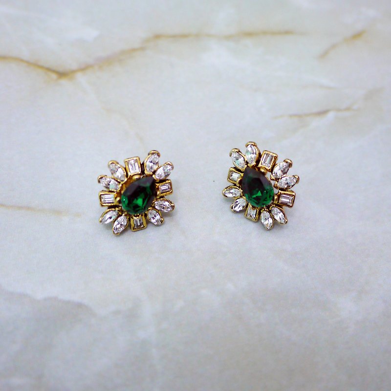 Emerald Crystal Classic Elegance Earrings - ต่างหู - เครื่องเพชรพลอย สีเขียว