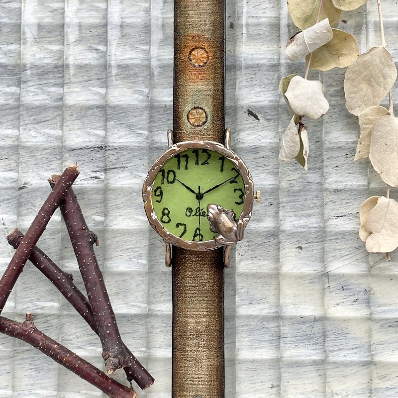 池をのぞく蛙腕時計M 抹茶 - 腕時計 - 金属 グリーン