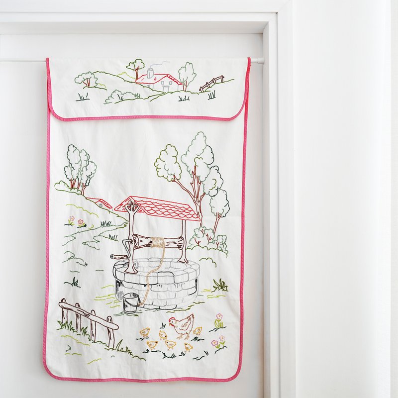 復古法國 手工刺繡 茶巾 / 掛布 ( 鄉村花園的水井和小雞圖案 ) - 海報/掛畫/掛布 - 棉．麻 粉紅色