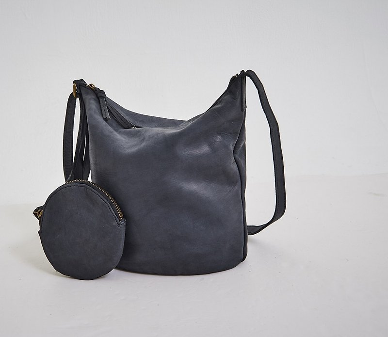 Minimalist small cylindrical side backpack black ash - กระเป๋าแมสเซนเจอร์ - หนังแท้ สีดำ