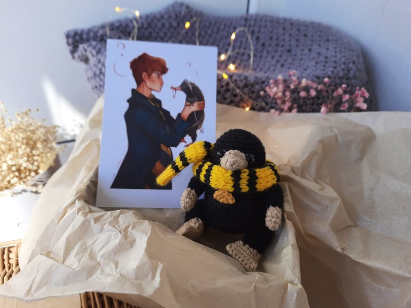 Stuffed Baby Niffler from the movie Fantastic Beasts decor . Scamander Fantasy - 扇子 - 棉．麻 黑色