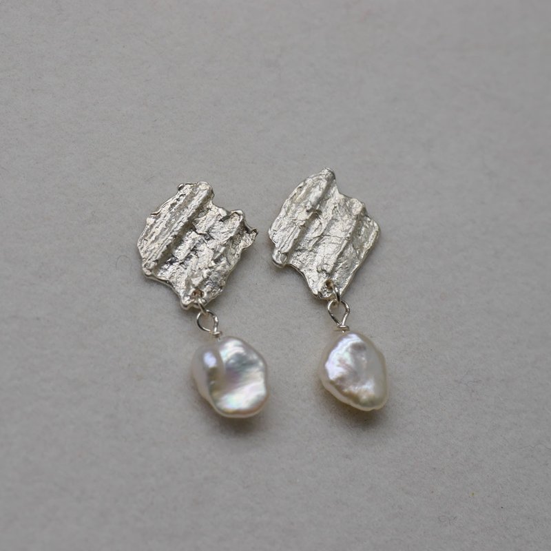 rock texture pearl earrings - ต่างหู - ไข่มุก สีเงิน