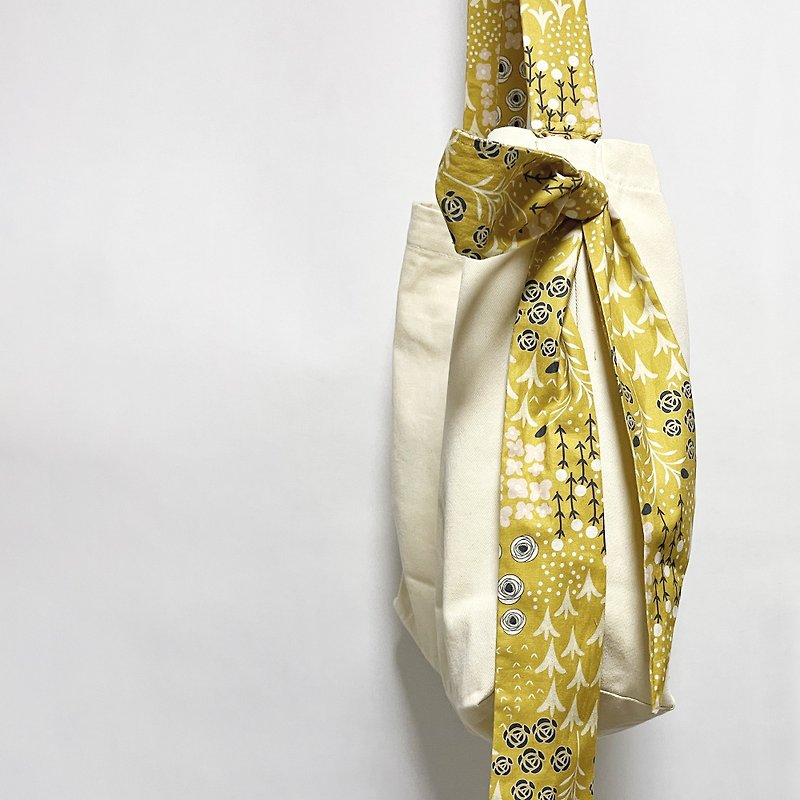Sister Bao pig handmade // Bowknot fabric shoulder bag (light yellow and yellow patterned cloth) - กระเป๋าแมสเซนเจอร์ - ผ้าฝ้าย/ผ้าลินิน สีเหลือง