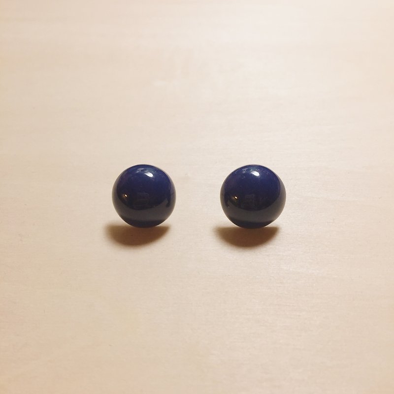 復古藏藍16mm丸子耳環 - 耳環/耳夾 - 樹脂 藍色