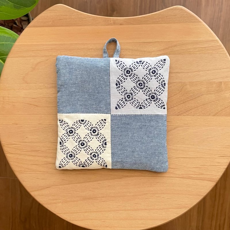 Sashiko pot mat, blue flower lover pattern, present, Christmas, cafe goods, kitchen goods, handmade, gingham check, patchwork - ที่รองแก้ว - ผ้าฝ้าย/ผ้าลินิน สีน้ำเงิน