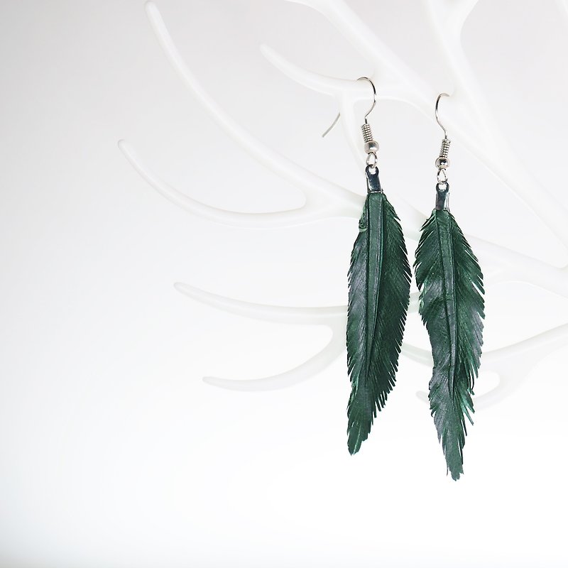 Leather Crave Earring Feather design - Pine - ต่างหู - หนังแท้ สีเขียว