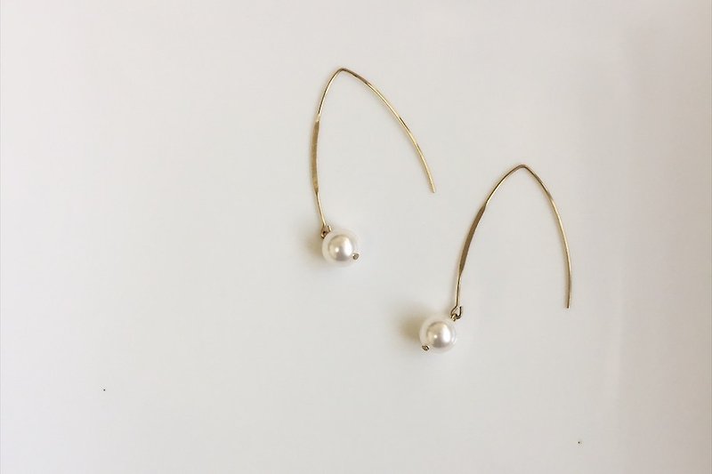 Simple wild section Swarovski Pearl ear hook earrings - ต่างหู - โลหะ สีทอง