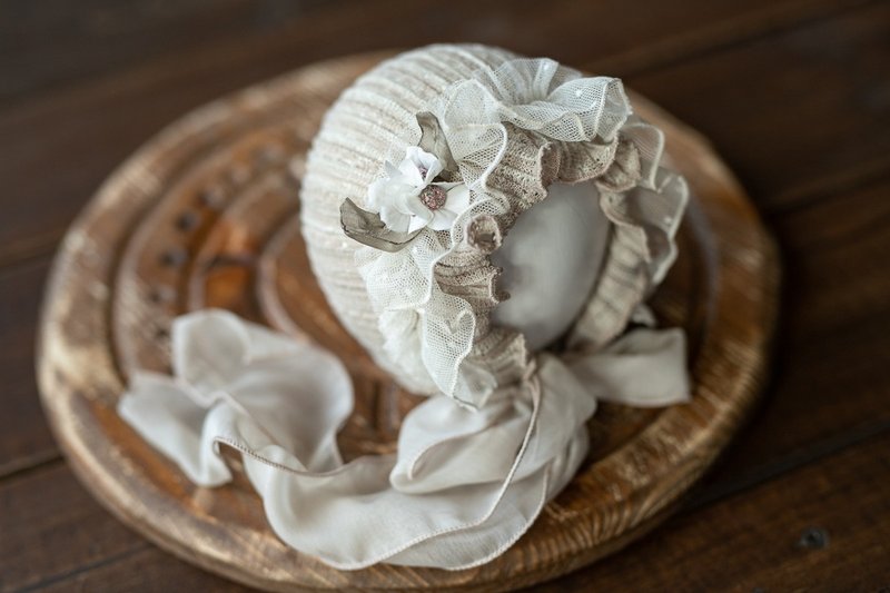 Grey bonnet with lace for newborn girls:the perfect outfit for a little girl - Baby Accessories - Other Materials Gray