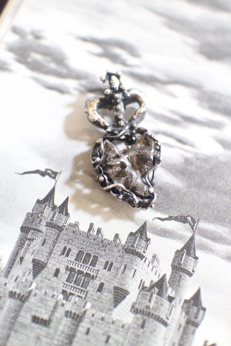 Nickel iron meteorite iron crown necklace - สร้อยคอ - เครื่องประดับพลอย 