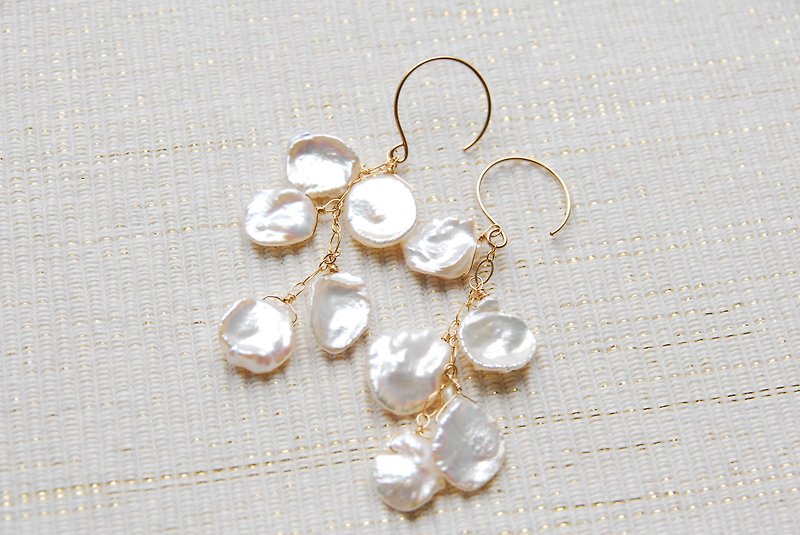 Petal Keshipearl bell-shaped earrings 14kgf - ต่างหู - ไข่มุก ขาว