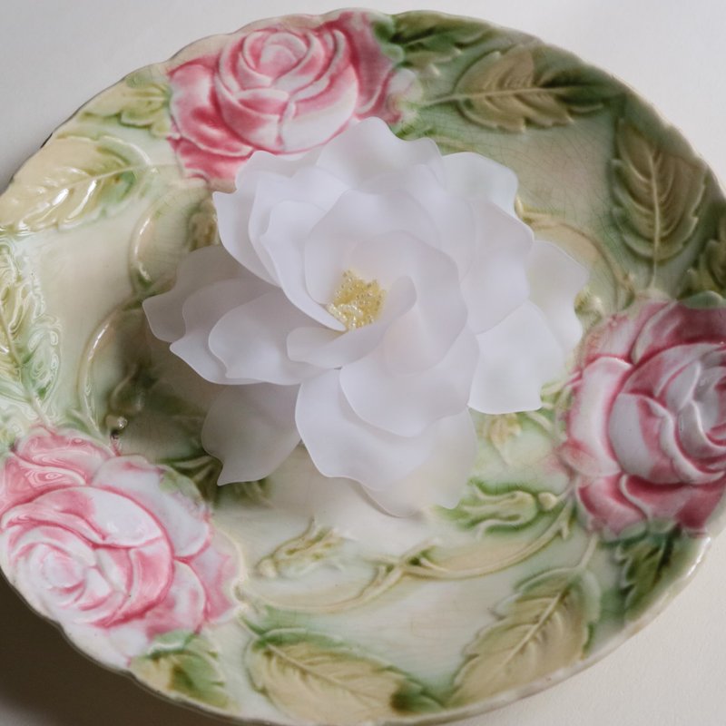大輪芍薬のコサージュ ホワイト　ピオニー 花 フラワー ブローチ 軽い 上品 優雅 高貴 清楚 爽やか しゃくやく シャクヤク 牡丹 アクリル樹脂 - 胸針 - 塑膠 白色