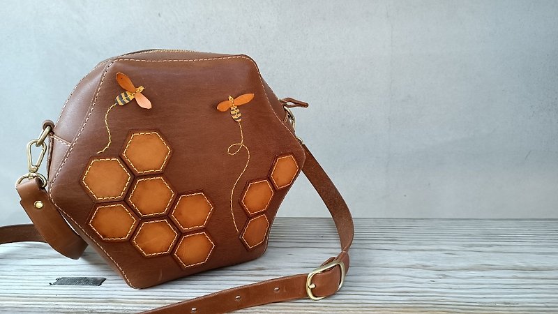 Bee蜂巢造型斜揹包 - 側背包/斜背包 - 真皮 咖啡色