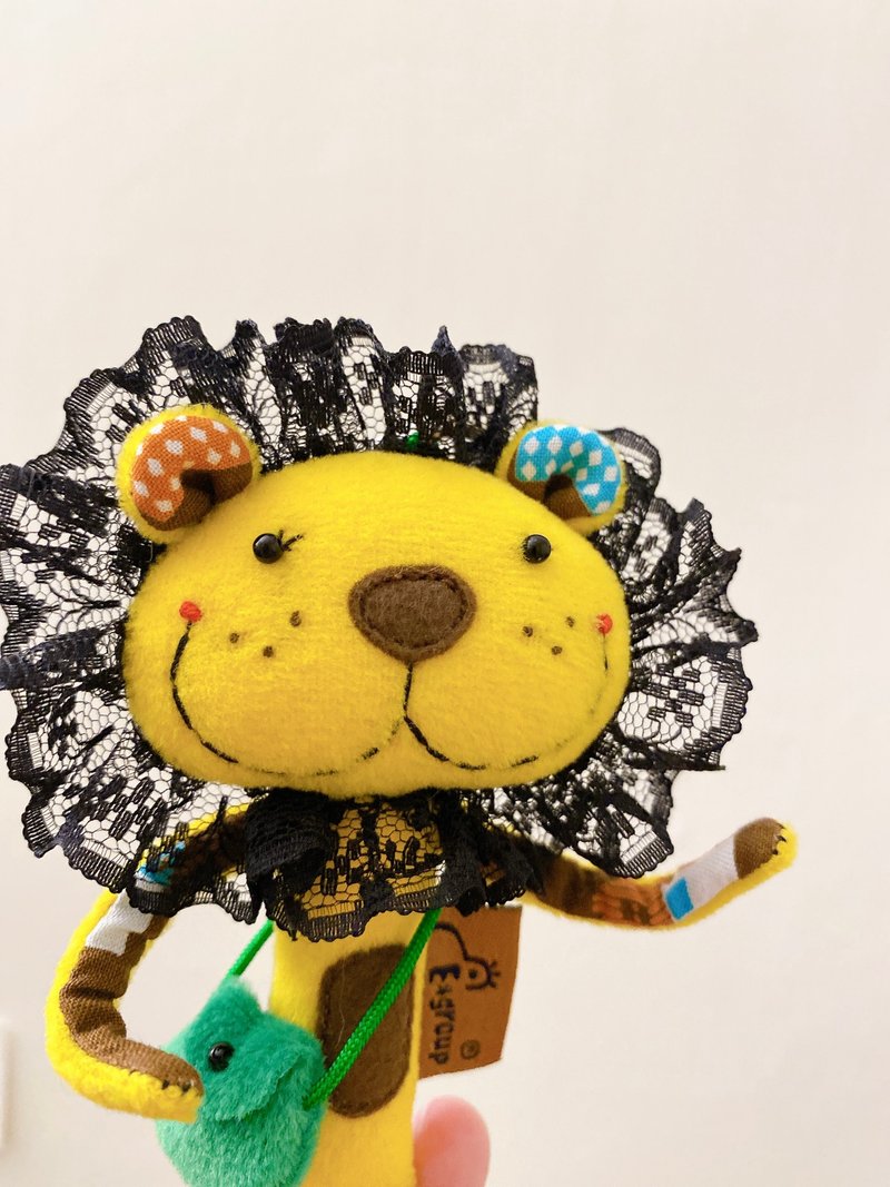 E*group Reis Lion Yellow Lion Handmade Doll Pendant - ตุ๊กตา - ผ้าฝ้าย/ผ้าลินิน สีเหลือง