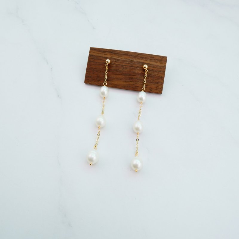 Freshwater Pearl   earrings - 耳環/耳夾/耳骨夾 - 珍珠 白色