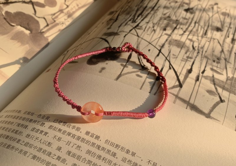 手作 余霞成綺。瑪瑙小平安扣復古編織手繩 桃花人緣古風新年手鏈 - 手鍊/手環 - 水晶 粉紅色