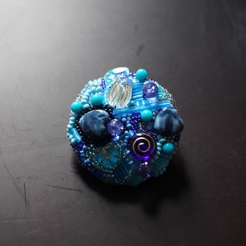 単色のブローチ5 ビーズ刺繍　ブルー　コラージュ - 胸針 - 玻璃 藍色