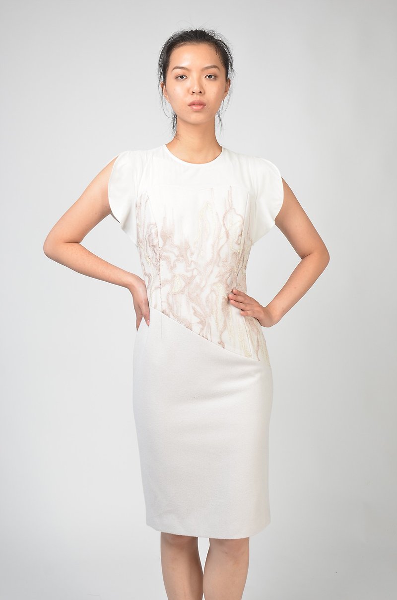 Beige lotus leaf sleeve embroidery tailored dress - ชุดเดรส - ขนแกะ ขาว