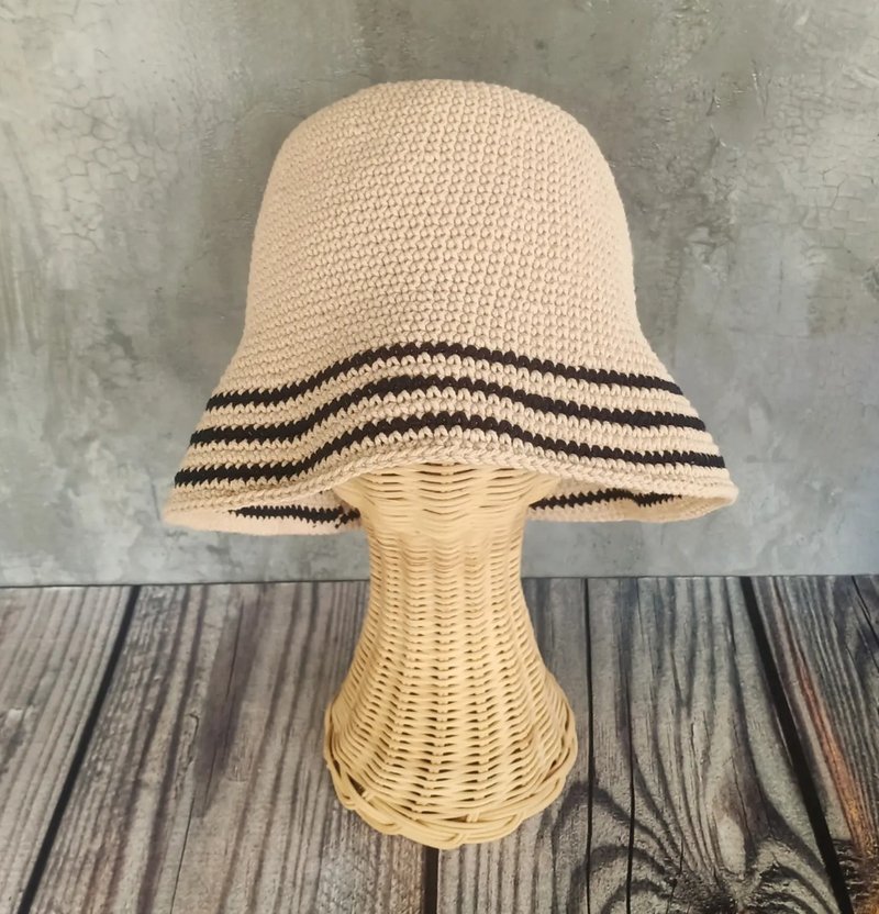 knitted rope hat Beige bucket hat with black trim. - 帽子 - 棉．麻 