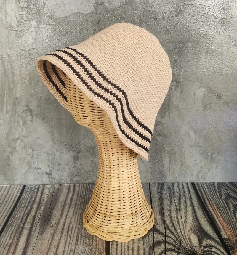 knitted rope hat Beige bucket hat with black trim. - 帽子 - 棉．麻 