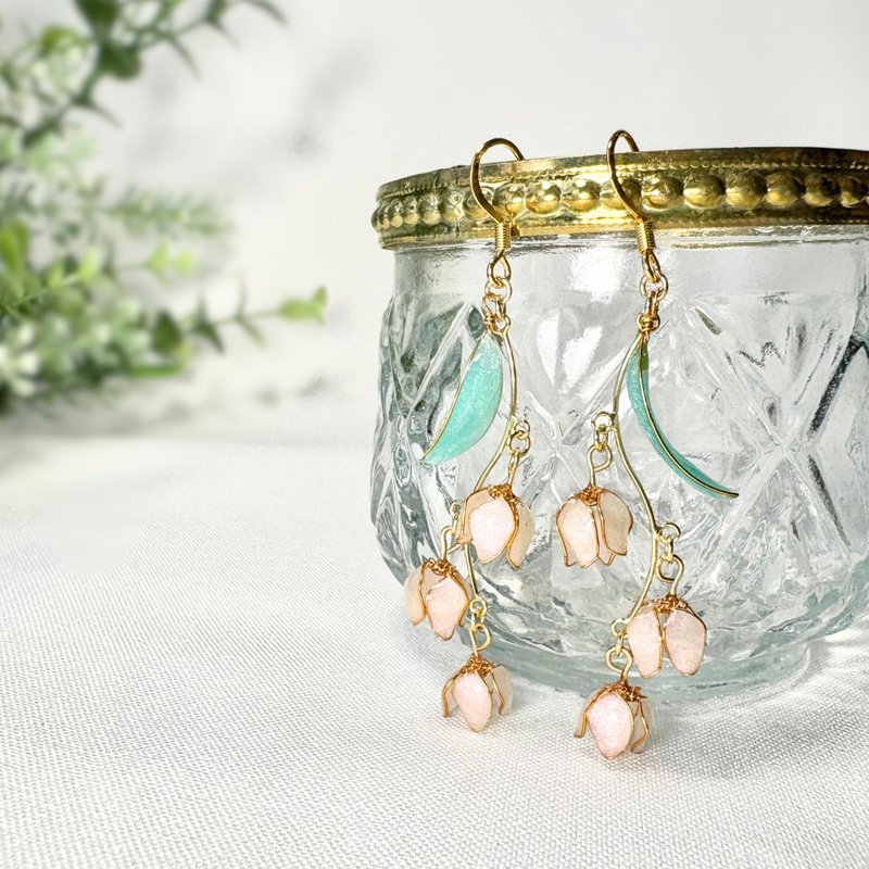 Lily of the Valley Earrings Dainty Resin Flower Art Jewelry Gift (鈴蘭) - Earrings & Clip-ons - Resin White