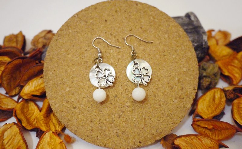 Elegant and lovely natural stone earrings - ต่างหู - วัสดุอื่นๆ ขาว