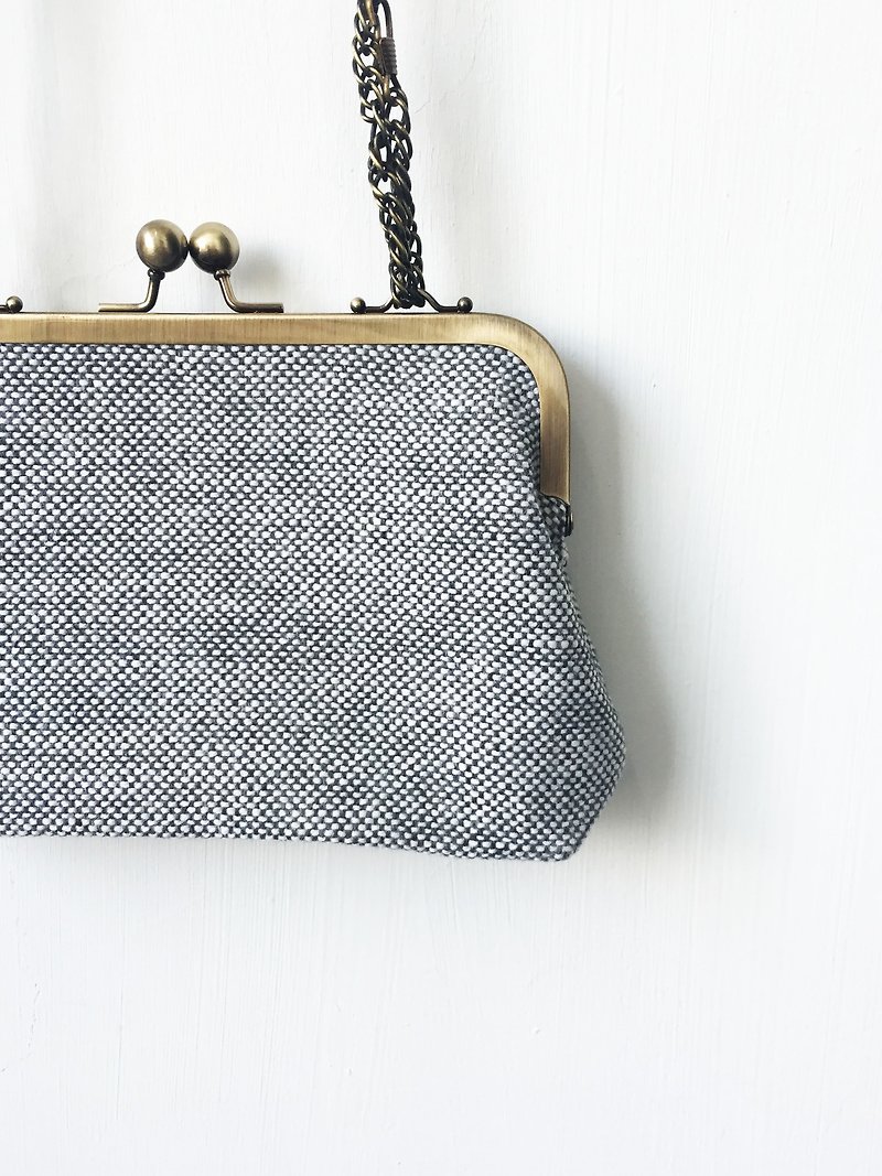 Gray clasp frame bag/with chain/ cosmetic bag - กระเป๋าคลัทช์ - ผ้าฝ้าย/ผ้าลินิน สีเทา