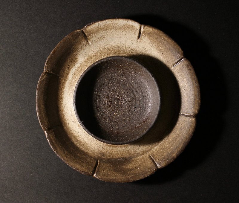 Flower Viewing Series - Black Clay Small Flower Dish/Handmade Natural Utensils/No.7(Large) - Pottery & Ceramics - Pottery 
