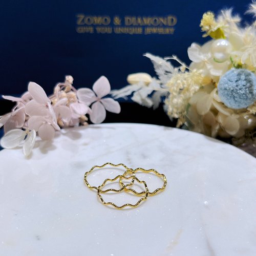 ZOMO & Diamond 琢磨鑽戒珠寶｜天然鑽石｜培育鑽石｜珠寶設計 玩賞級珠寶 | 極細波浪疊戴線戒 | 洗手免摘 | 可升級K金白金
