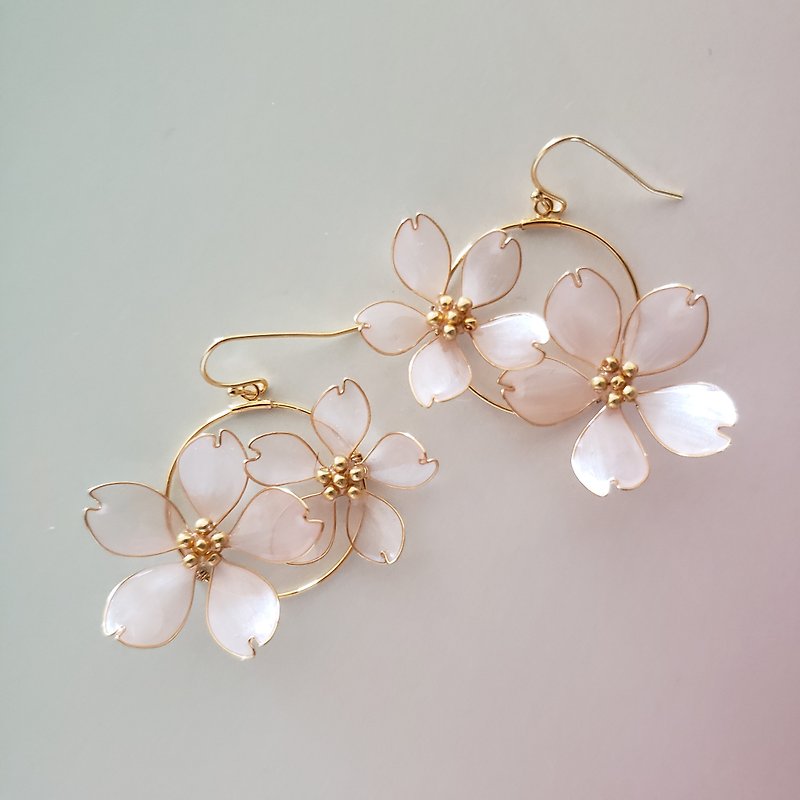 SAKURA full bloom pierced or clip-on earrings - ต่างหู - เรซิน สึชมพู