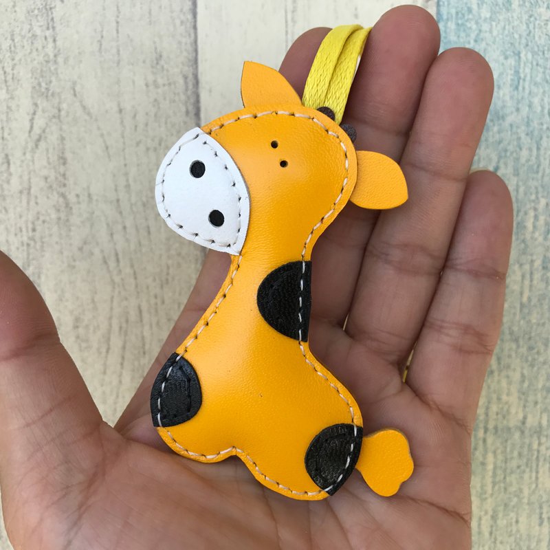 Healing small things yellow cute giraffe hand-stitched leather charm small size - พวงกุญแจ - หนังแท้ สีเหลือง