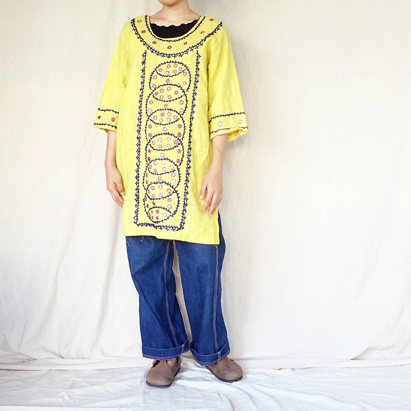 BajuTua / vintage / bright yellow hand-woven embroidery small round Indian blouse / Kuta - Women's Tops - Cotton & Hemp Yellow