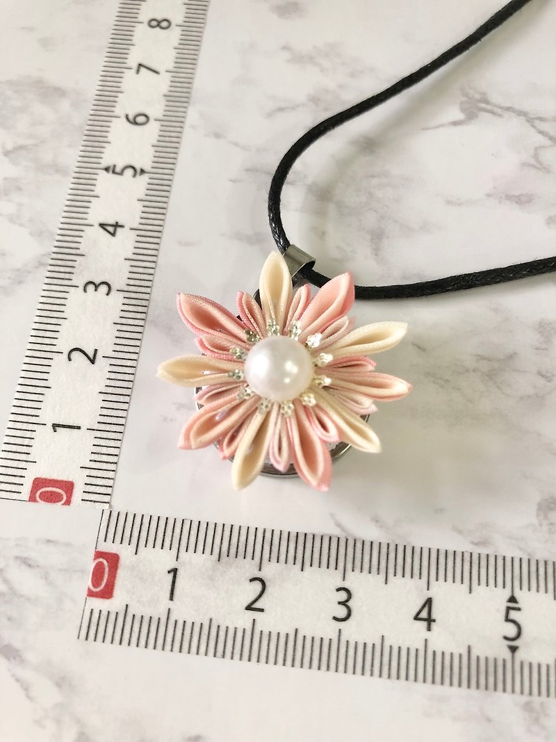 Pink tsumami kanzashi flower pendant necklace - Necklaces - Cotton & Hemp Pink