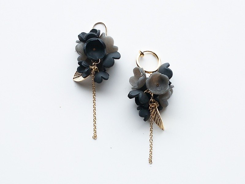 Black Flower earrings (pierced/clip-on) - ต่างหู - ดินเหนียว สีดำ