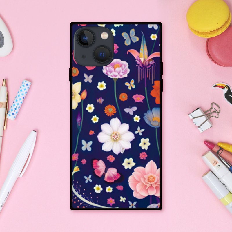 北欧のカラフルで色鮮やかな花柄に飛び交う神秘的な蝶 スクエア型スマホケース【強化ガラス仕上げ】iPhone16 対応 - 手機殼/手機套 - 塑膠 多色