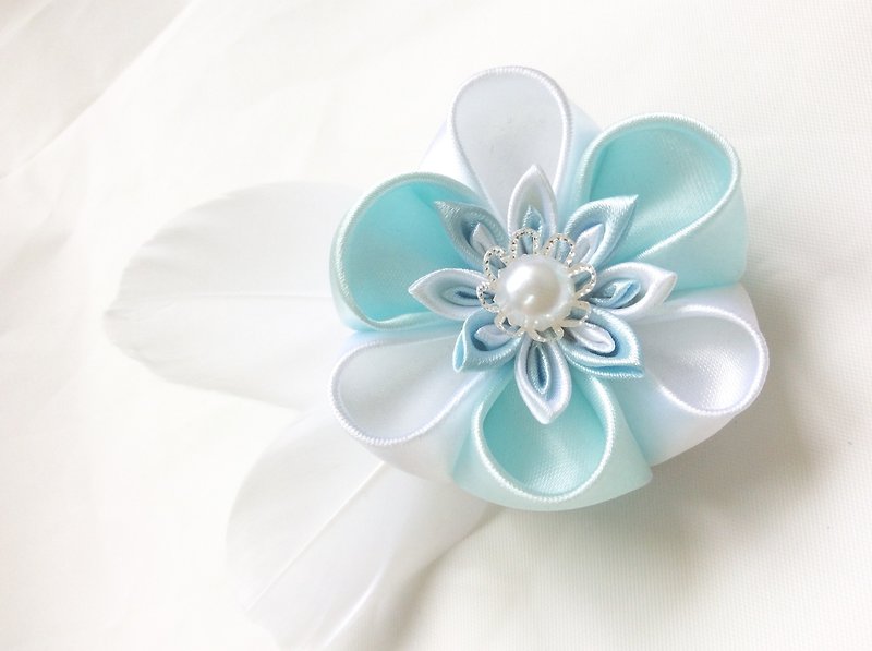 Kanzashi feather blue and white ribbon flower brooch - Brooches - Silk Blue