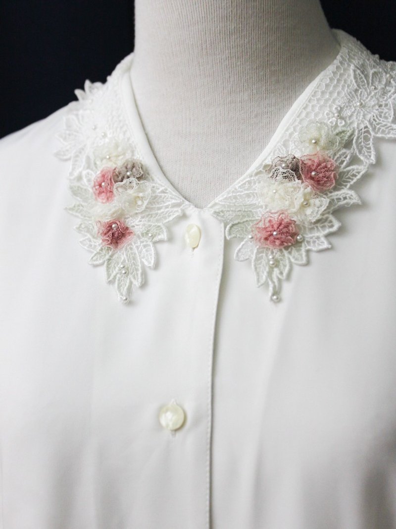 【RE0916T196】 early autumn sweet cute retro lace flower embroidery lapel short-sleeved white ancient shirt - Women's Shirts - Polyester White
