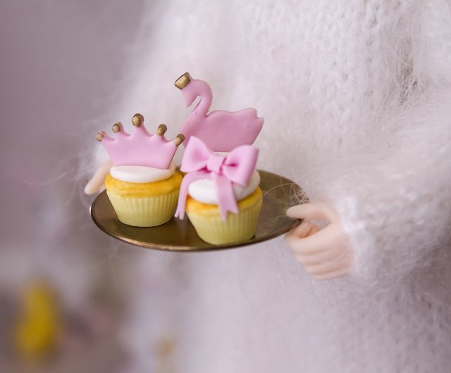 ミニチュアピンクのカップケーキ バニラカップケーキ ミニチュアフード バレンタインデー ショップ Hobbittoys 人形 フィギュア Pinkoi