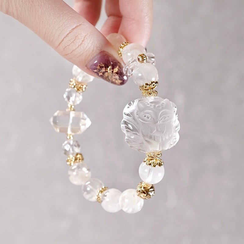 White crystal white rabbit fur white snowflake ghost nine-tailed fox bracelet natural mineral crystal - สร้อยข้อมือ - เครื่องเพชรพลอย ขาว