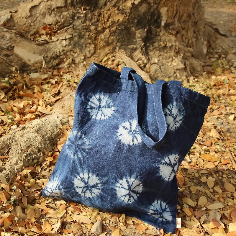 [Mother's Day Gift] Round Flower Handmade Blue Dyed A4 Canvas Bag - Messenger Bags & Sling Bags - Cotton & Hemp Transparent