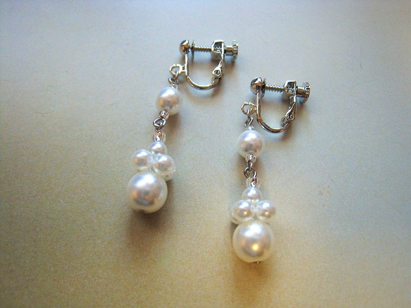 Silky Pearl Earrings / E : White Bridal* - 耳環/耳夾 - 玻璃 白色