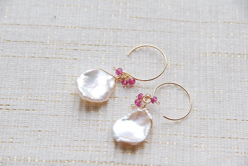 Petal poppy and pink tourmaline earrings 14kgf - Earrings & Clip-ons - Gemstone Pink