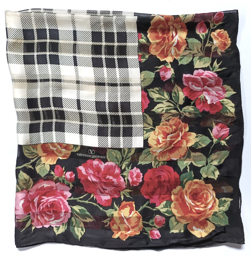 古董 Valentino Garavani 玫瑰花卉絲巾，35 x 35 英吋，印花絲巾 - 絲巾 - 絲．絹 黑色