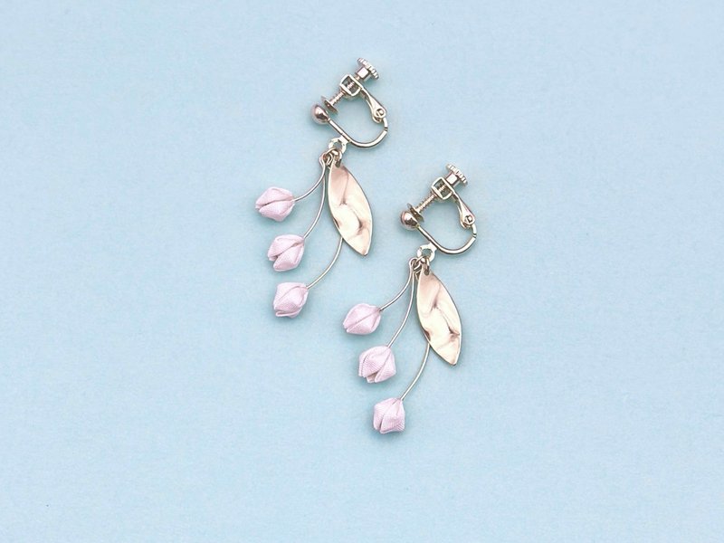 ゆらゆら揺れるスズランのイヤリング   和 浴衣 つまみ細工  成人式　卒業式　結婚式　袴　春　和風　ウエディング　シンプル　清楚　純粋　花火　お祭り　正月 - ピアス・イヤリング - シルク・絹 ホワイト