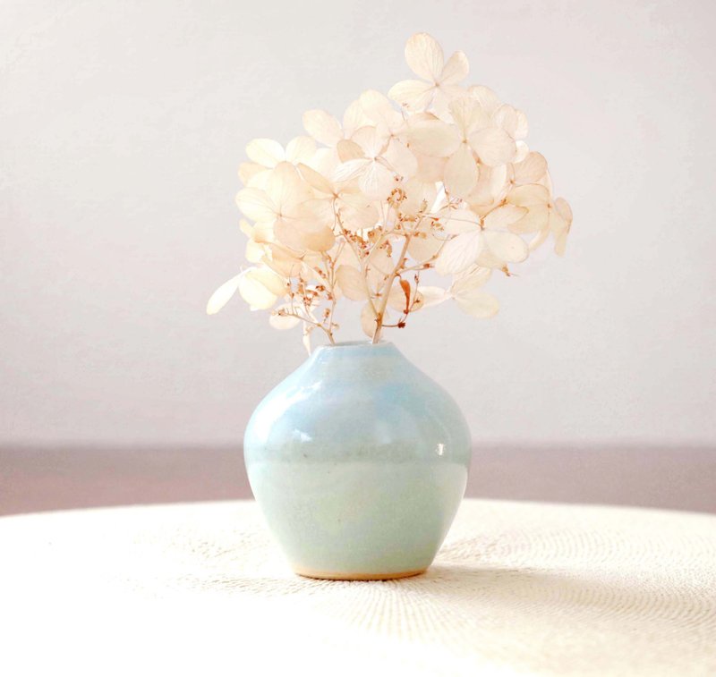 A vase made of white clay and light blue glaze - เซรามิก - ดินเผา สีน้ำเงิน