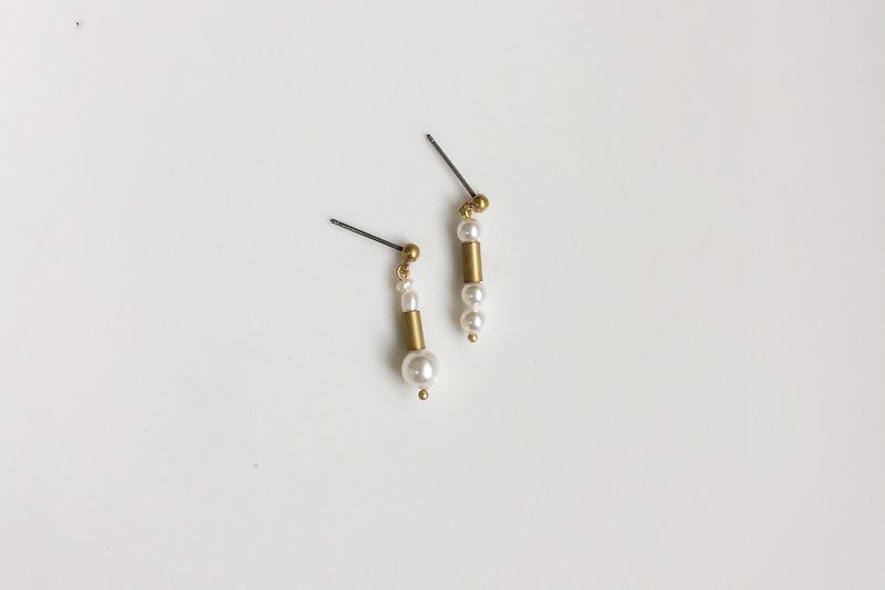 OIOO 簡約黃銅珍珠造型耳環 - 耳環/耳夾 - 其他金屬 白色