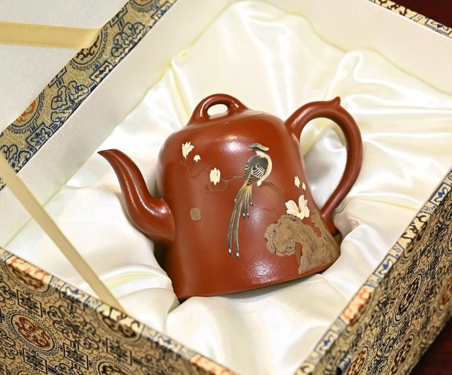 送料無料 値下げ中　時代物　手造り　盛上げ雲龍文三彩花瓶　高さ34ｃｍ 完全手作りの風鈴は容量260cc、最高級の赤土鍋は古代女性のよう