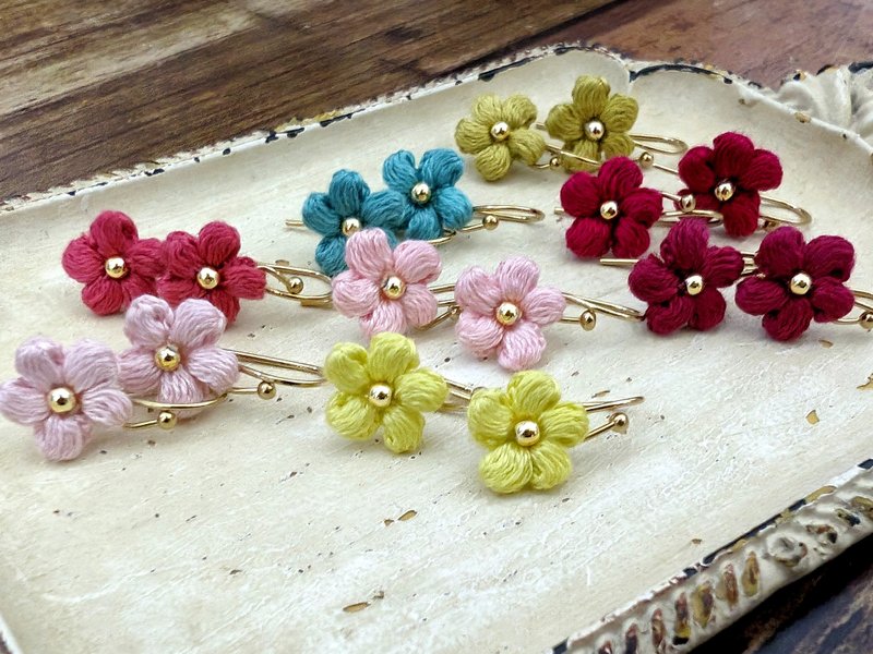 Crochet beaded embroidery earrings with a flower changed to clip-on style - ต่างหู - วัสดุอื่นๆ สีแดง